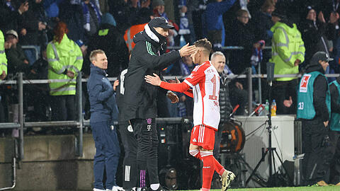 Noch kommt Bryan Zaragoza (r.) beim FC Bayern nicht wirklich auf Einsatzminuten. Ein fehlendes Verhältnis zum Flügelspieler konterte Thomas Tuchel (l.) jedoch deutlich.
