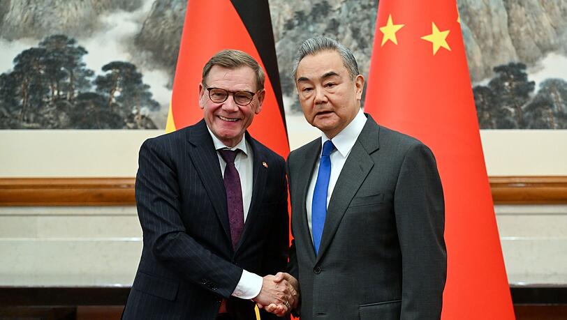 Beim Treffen von Außenminister Johann Wadephul (l., CDU) mit seinem chinesischen Kollegen Wang Yi geht es auch um Handelsbarrieren und den russischen Angriffskrieg auf die Ukraine.