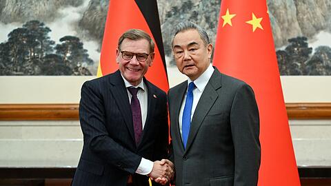 Beim Treffen von Außenminister Johann Wadephul (l., CDU) mit seinem chinesischen Kollegen Wang Yi geht es auch um Handelsbarrieren und den russischen Angriffskrieg auf die Ukraine.