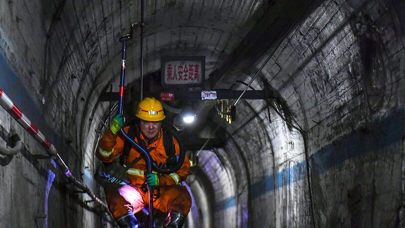 Die Rettungsarbeiten im Zuge von Chinas verheerendstem Minenunglück seit über 16 Jahren sind nach wie vor im Gange. Die Rettungsarbeiten im Zuge von Chinas verheerendstem Minenunglück seit über 16 Jahren sind nach wie vor im Gange.