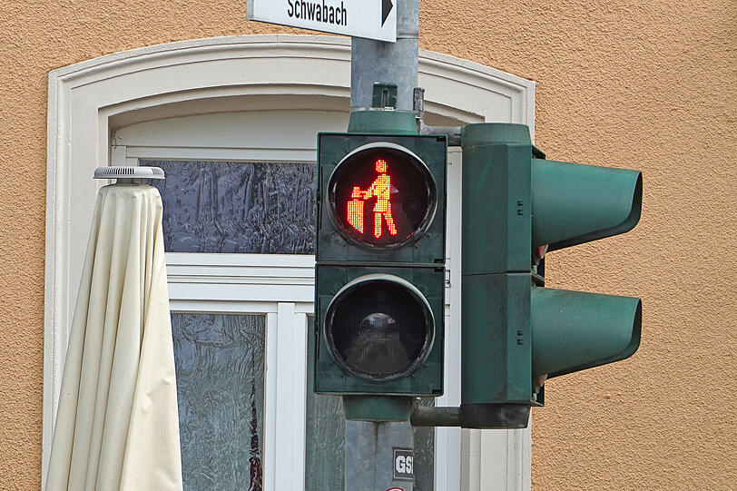 Hat das Ampelm&auml;nnchen eine Axt in der Hand? Eigentlich zeigt das Piktogramm einen Goldschl&auml;gerhammer.