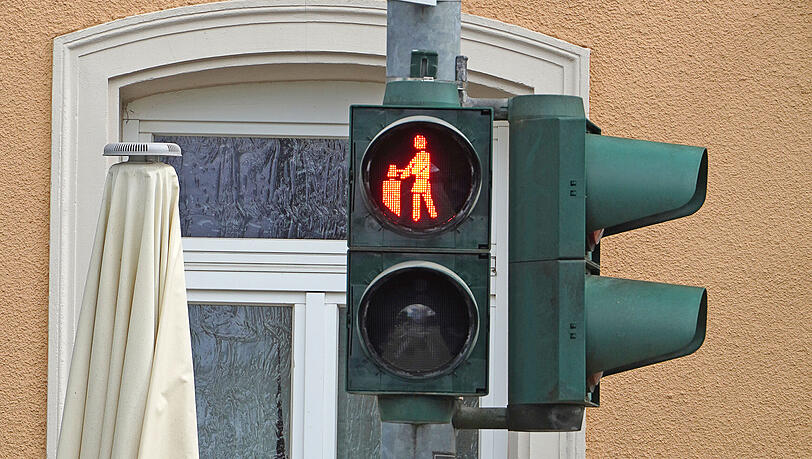 Hat das Ampelm&auml;nnchen eine Axt in der Hand? Eigentlich zeigt das Piktogramm einen Goldschl&auml;gerhammer.