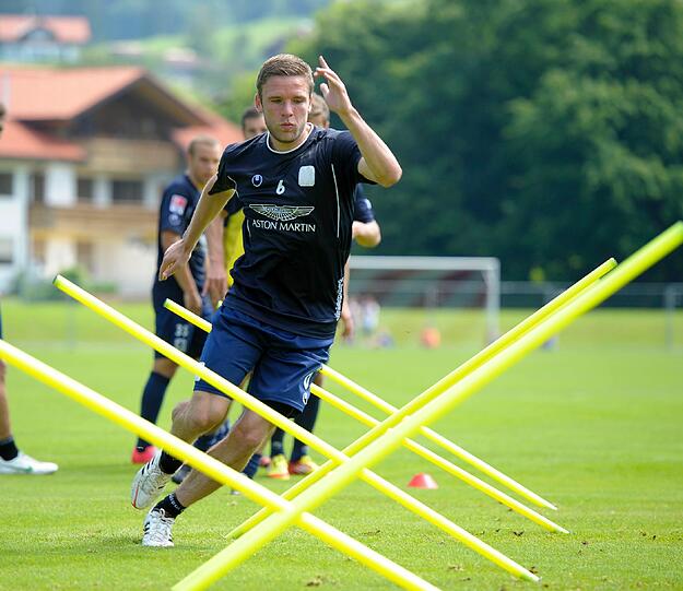Sprinten, flanken, schießen: So hart arbeiten die Löwen im Trainingslager.