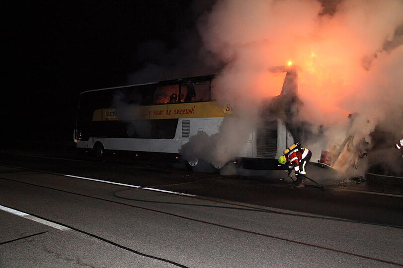 Ein Reisebus aus den Niederlanden steht auf der A8 in Richtung München in Flammen. Die Bilder vom Feuerwehreinsatz.
