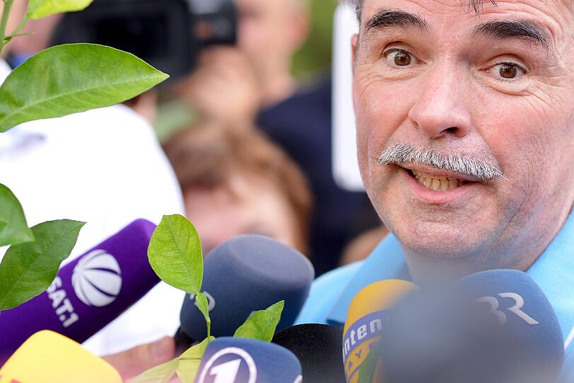 Gustl Mollath verlässt am Dienstag Abend das Bezirkskrankenhaus in Bayreuth. Die Bilder