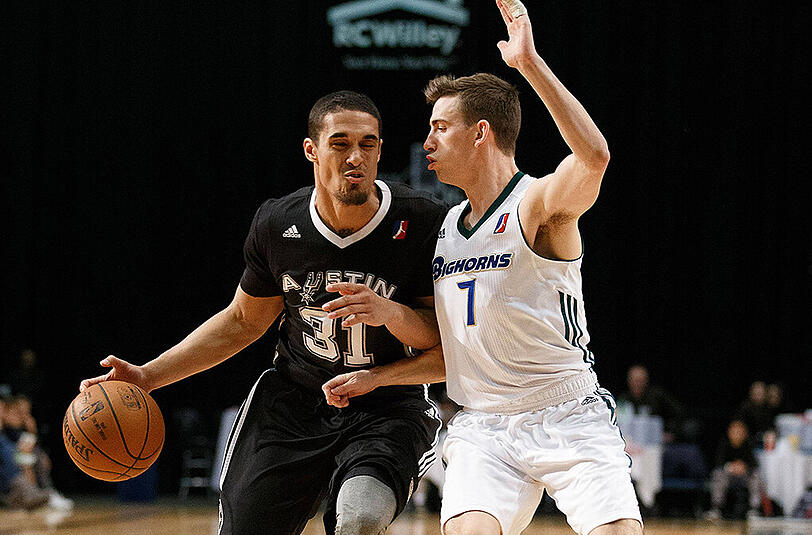 Nick Johnson (l.) spielt künftig für den FC Bayern Basketball.