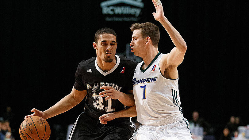 Nick Johnson (l.) spielt künftig für den FC Bayern Basketball.