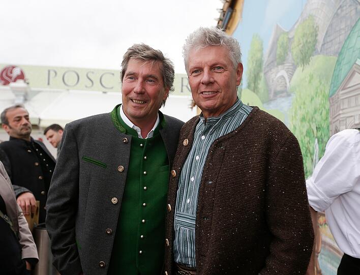Münchens OB Dieter Reiter (rechts) im Gespräch mit Löwen-Stadionsprecher Stefan Schneider.