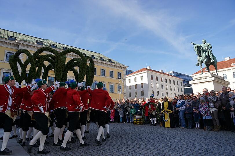 Laube, Kreuz, Schlange und Krone - das sind nur einige der Formationen, die die Schäffler auf Lager haben. Hier die Bilder vom traditionellen Tanz am Marienplatz vor Oberbürgermeister Dieter Reiter und später am Wittelsbacherplatz.