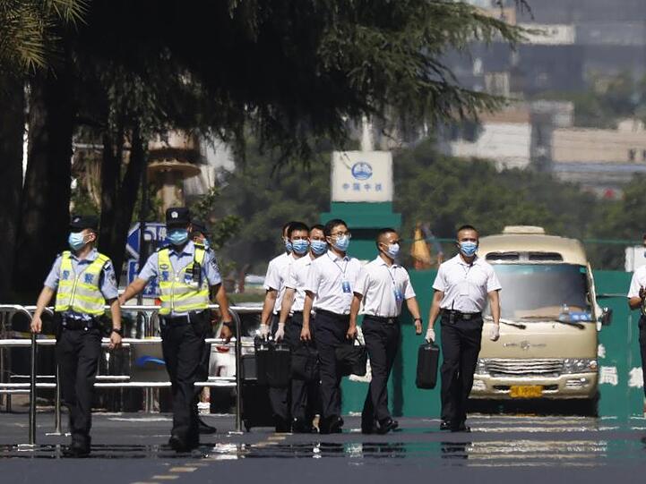 Chinesisches Sicherheitspersonal verlässt das US-Konsulat in Chengdu.