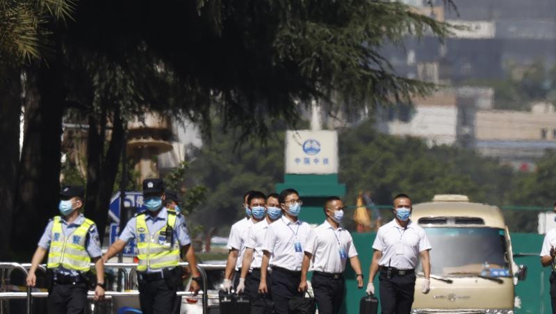 Chinesisches Sicherheitspersonal verlässt das US-Konsulat in Chengdu. Chinesisches Sicherheitspersonal verlässt das US-Konsulat in Chengdu.