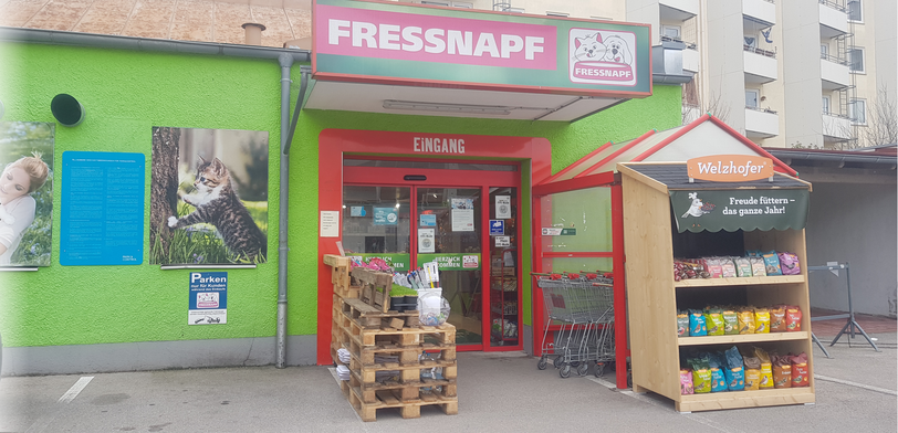 Klein aber fein – so ist der Markt in Mitter Sendling aufgestellt. In direktem Umfeld zu einem großen Drogeriemarkt so wie Lebensmitteldiscounter finden sie alles für Ihr Haustier in der Innenstadt. Gerne unterstützen wir Sie indem wir Ihre Einkäufe zu Ihrem PKW bringen – sollte etwas nicht vorrätig sein kümmert sich das engagierte Team um eine schnelle Lösung.