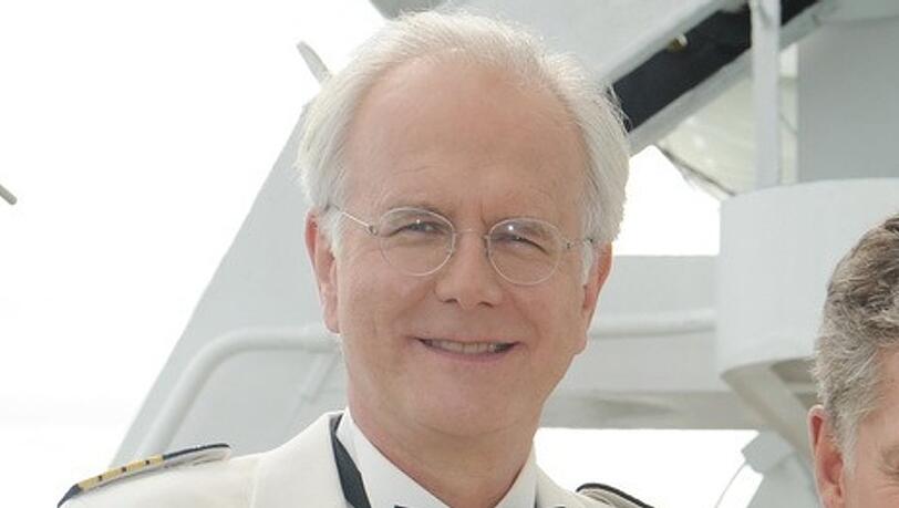 In der "Lappland"-Episode des "Traumschiffs" suchte man Harald Schmidt in der Rolle des Oskar Schifferle vergeblich. Doch der Entertainer nimmt wieder an den Dreharbeiten der ZDF-Serie teil.