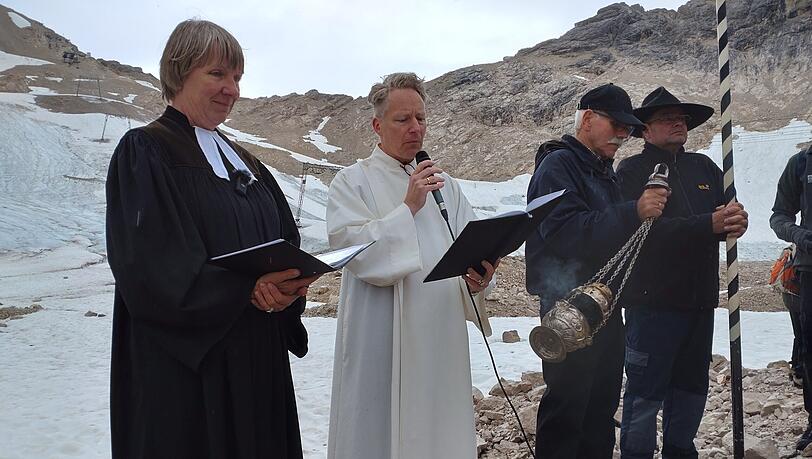 Abschied vom "Naturdenkmal Schneeferner": Rund 50 Menschen sagen dem schmelzenden Gletscher "Lebewohl".