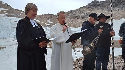 Abschied vom "Naturdenkmal Schneeferner": Rund 50 Menschen sagen dem schmelzenden Gletscher "Lebewohl".