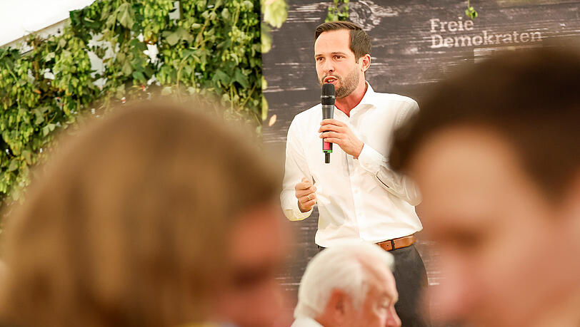 Martin Hagen, Landesvorsitzender der FDP in Bayern, spricht beim Politischen Frühschoppen Gillamoos auf der Bühne. Das Gillamoos ist eines der größten und ältesten Volksfeste Niederbayerns und bietet traditionell einen politischen Schlagabtausch der Parteien.