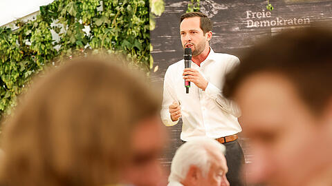 Martin Hagen, Landesvorsitzender der FDP in Bayern, spricht beim Politischen Frühschoppen Gillamoos auf der Bühne. Das Gillamoos ist eines der größten und ältesten Volksfeste Niederbayerns und bietet traditionell einen politischen Schlagabtausch der Parteien.