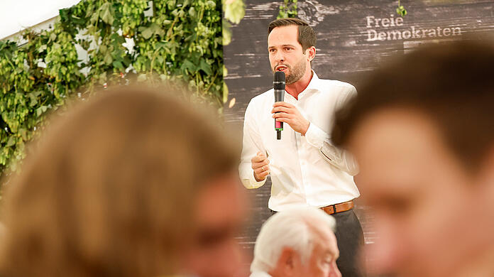 Martin Hagen, Landesvorsitzender der FDP in Bayern, spricht beim Politischen Frühschoppen Gillamoos auf der Bühne. Das Gillamoos ist eines der größten und ältesten Volksfeste Niederbayerns und bietet traditionell einen politischen Schlagabtausch der Parteien.
