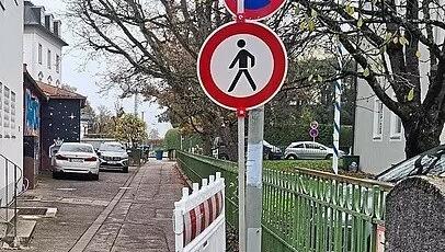 Die Absperrung am Schloss-Theater ist zur Seite geschoben. Die Absperrung am Schloss-Theater ist zur Seite geschoben.