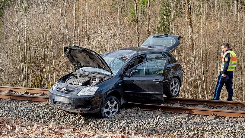 Nach dem Unfall blieb das Auto des 23 Jahre alten Fahrers quer über dem Bahngleis stehen.