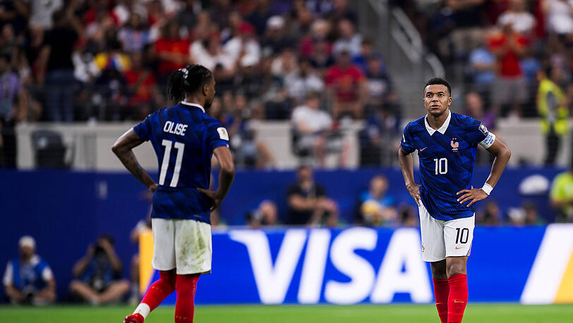 Bald zusammen bei Real? Olise und Kylian Mbapp&eacute; (r.).