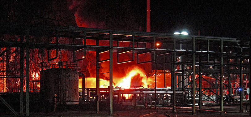 In Flammen: Der Tanker im Hafen der Erdöl-Raffinerie von BP in Lingen im Landkreis Emsland.