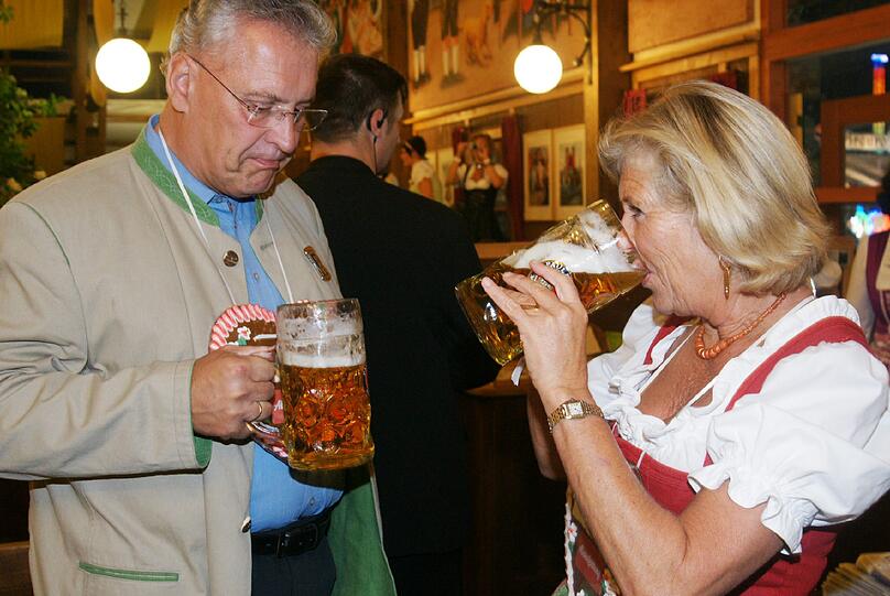 Schauspielerin Jutta Speidel trinkt mit Innenminister Joachim Herrmann.