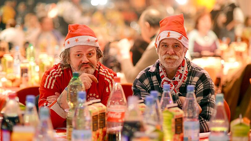 Klaus (l.) und Peter sitzen im beim traditionellen Weihnachtsessen für Obdachlose an einem Tisch. Klaus (l.) und Peter sitzen im beim traditionellen Weihnachtsessen für Obdachlose an einem Tisch.