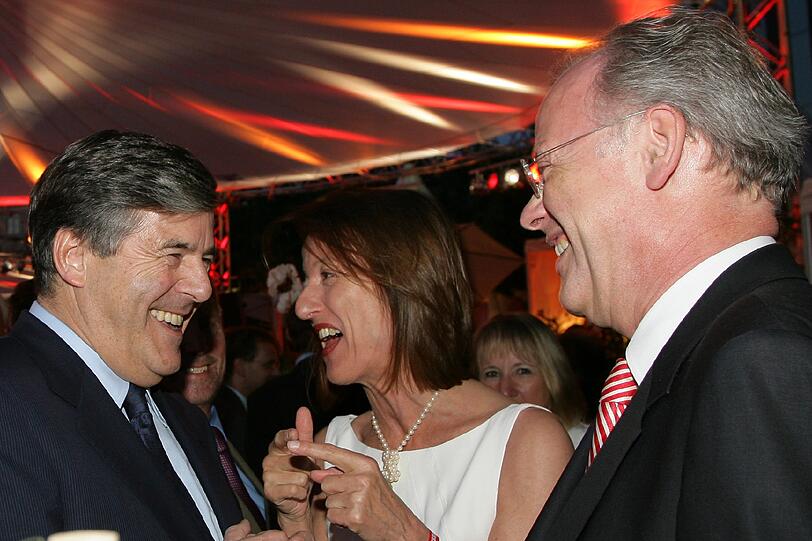 Rudolf Scharping und seine Frau Kristina Gräfin Pilati mit dem ehemaligen Deutsche-Bank-Chef Josef Ackermann