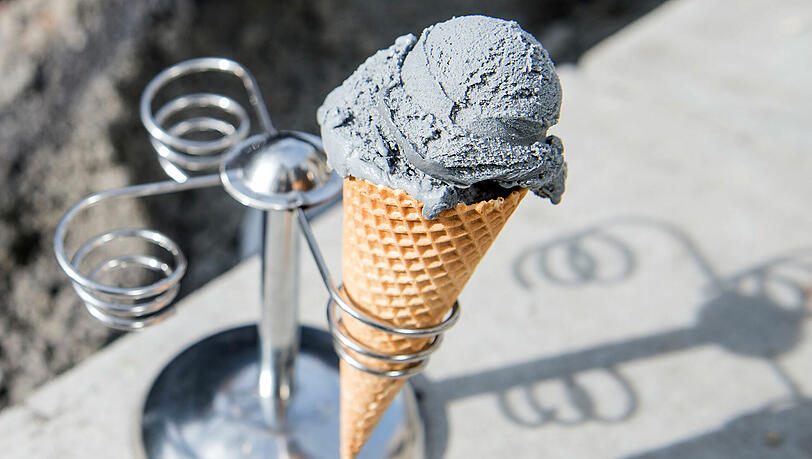 Eiswaffel mit einer Kugel Eis der Sorte "Beton & Asphalt" der Stuttgarter Eisdiele "Flori & Palma" Eiswaffel mit einer Kugel Eis der Sorte "Beton & Asphalt" der Stuttgarter Eisdiele "Flori & Palma"