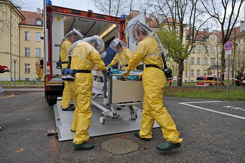 Transport und Behandlung auf der Sonderisolierstation: Bei der Einsatzübung wurde der Ernstfall unter realistischen Bedingungen geprobt.