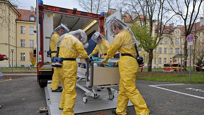 Transport und Behandlung auf der Sonderisolierstation: Bei der Einsatzübung wurde der Ernstfall unter realistischen Bedingungen geprobt. Transport und Behandlung auf der Sonderisolierstation: Bei der Einsatzübung wurde der Ernstfall unter realistischen Bedingungen geprobt.
