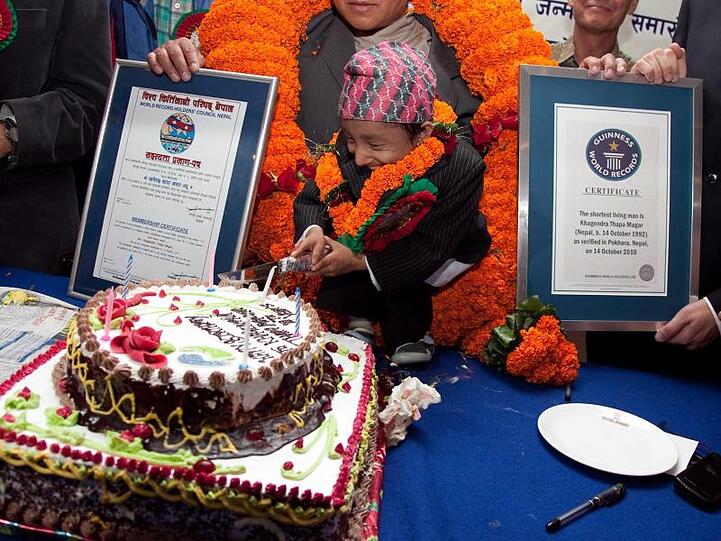 Khagendra Thapa Magar im Jahre 2010 mit der Urkunde vom Guinness-Buch der Rekorde (r).