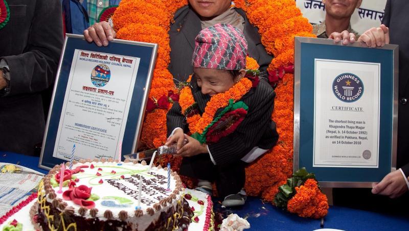 Khagendra Thapa Magar im Jahre 2010 mit der Urkunde vom Guinness-Buch der Rekorde (r). Khagendra Thapa Magar im Jahre 2010 mit der Urkunde vom Guinness-Buch der Rekorde (r).