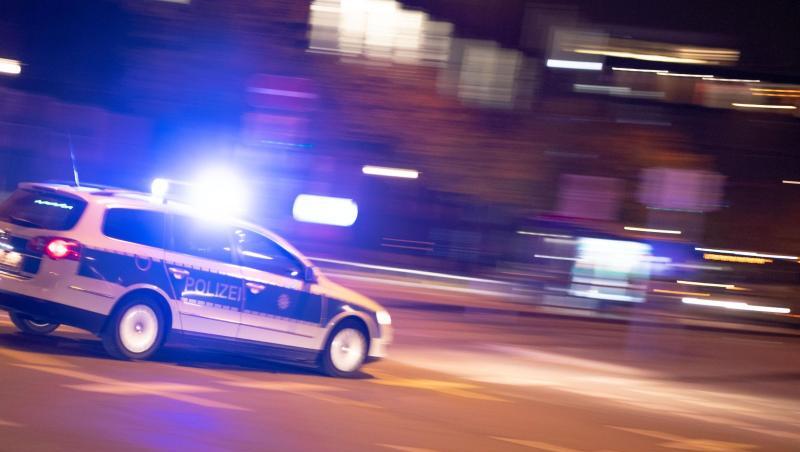 Ein Polizeiauto fährt unter Einsatz von Blaulicht und Sirene eine Straße entlang. Foto: Lino Mirgeler/dpa/Symbolbild