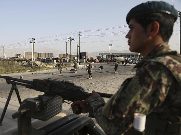Ein Soldat der afghanischen Nationalarmee an einem Kontrollpunkt in Kabul. Seit Jahrzehnten leidet die Bevölkerung des Landes unter militärischen Auseinandersetzungen.
