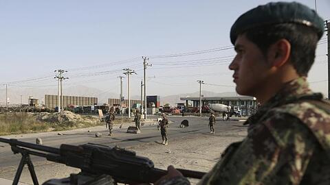 Ein Soldat der afghanischen Nationalarmee an einem Kontrollpunkt in Kabul. Seit Jahrzehnten leidet die Bevölkerung des Landes unter militärischen Auseinandersetzungen.