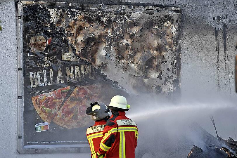 Die Feuerwehr konnte ein Abbrennen des Supermarktes nicht verhindern. Die Bilder vom Einsatzort.