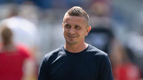 Regensburgs Trainer Mersad Selimbegovic ist vor einem Spiel im Stadion.