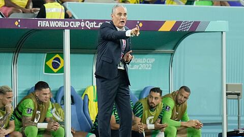 Brasiliens Cheftrainer Tite gibt seinem Team taktische Anweisungen.