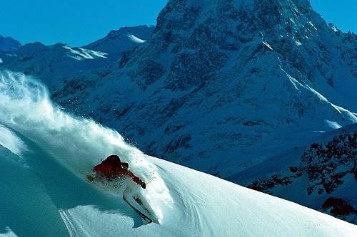 Sonne, Berge, Pulverschnee: Ein Skifahrer oberhalb von St. Anton.