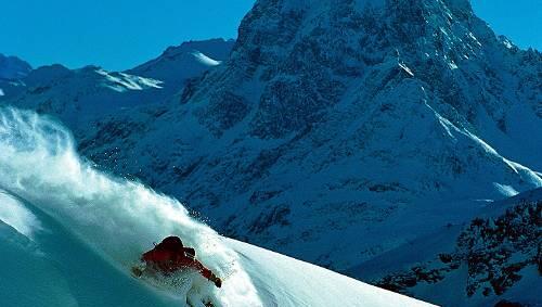 Sonne, Berge, Pulverschnee: Ein Skifahrer oberhalb von St. Anton. Sonne, Berge, Pulverschnee: Ein Skifahrer oberhalb von St. Anton.