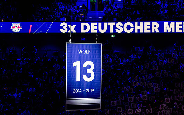Hängt nun am Hallendach: Das Trikot von EHC-Legende Michael Wolf. Hängt nun am Hallendach: Das Trikot von EHC-Legende Michael Wolf.