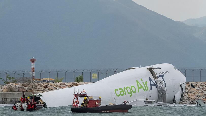 Die Frachtmaschine rutschte über die Landebahn hinaus ins Wasser.