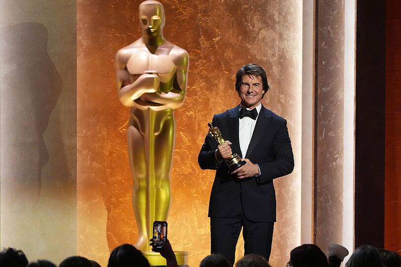 Tom Cruise freut sich über seine erste Oscar-Trophäe. Tom Cruise freut sich über seine erste Oscar-Trophäe.