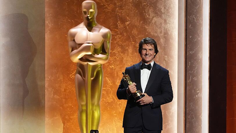 Tom Cruise freut sich über seine erste Oscar-Trophäe. Tom Cruise freut sich über seine erste Oscar-Trophäe.