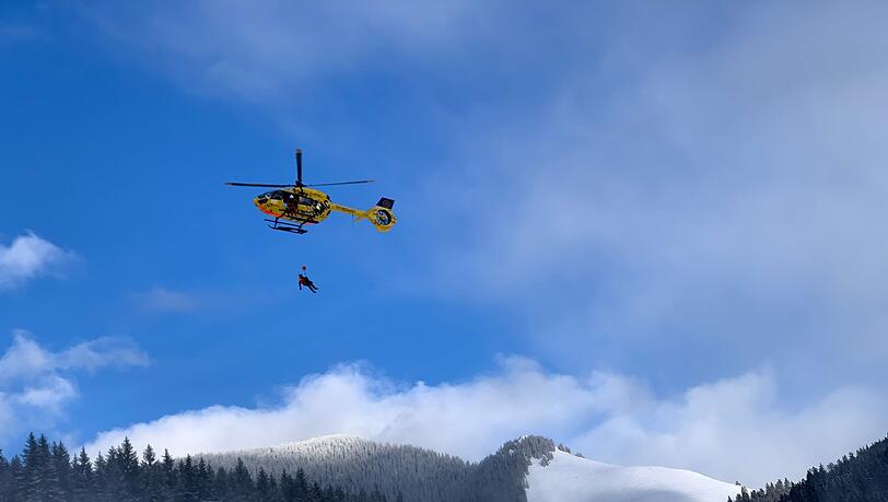 Mit einem Helikopter konnte der Urlauber aus seiner misslichen Lage gerettet werden. (Symbolbild)