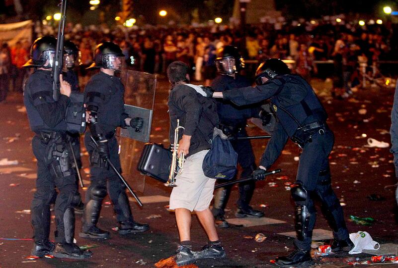 Gewalt nach Feiern für Champions-League-Sieg in Barcelona: Mindestens 11 Menschen mussten nach Angaben
regionaler Medien ins Krankenhaus eingeliefert werden &ndash; darunter ein Polizist, mehr als 80 Personen wurden festgenommen.