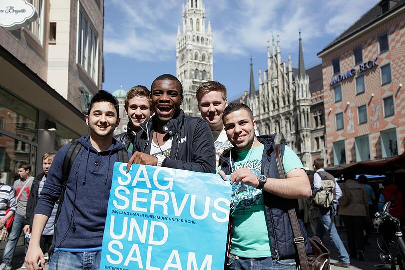 Große Begeisterung für das Iran-Projekt: Die "Jungen Wilden" vor dem Rathaus.