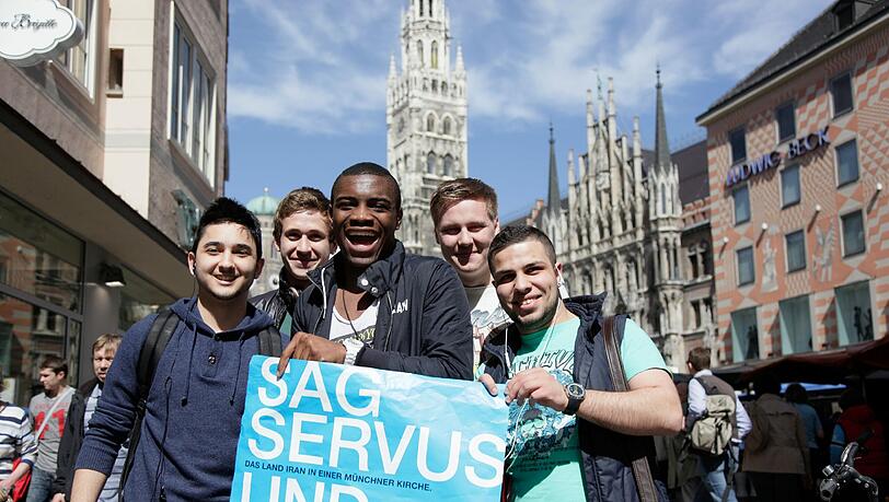 Große Begeisterung für das Iran-Projekt: Die "Jungen Wilden" vor dem Rathaus. Große Begeisterung für das Iran-Projekt: Die "Jungen Wilden" vor dem Rathaus.
